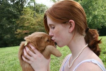 5-week old puppy kissing